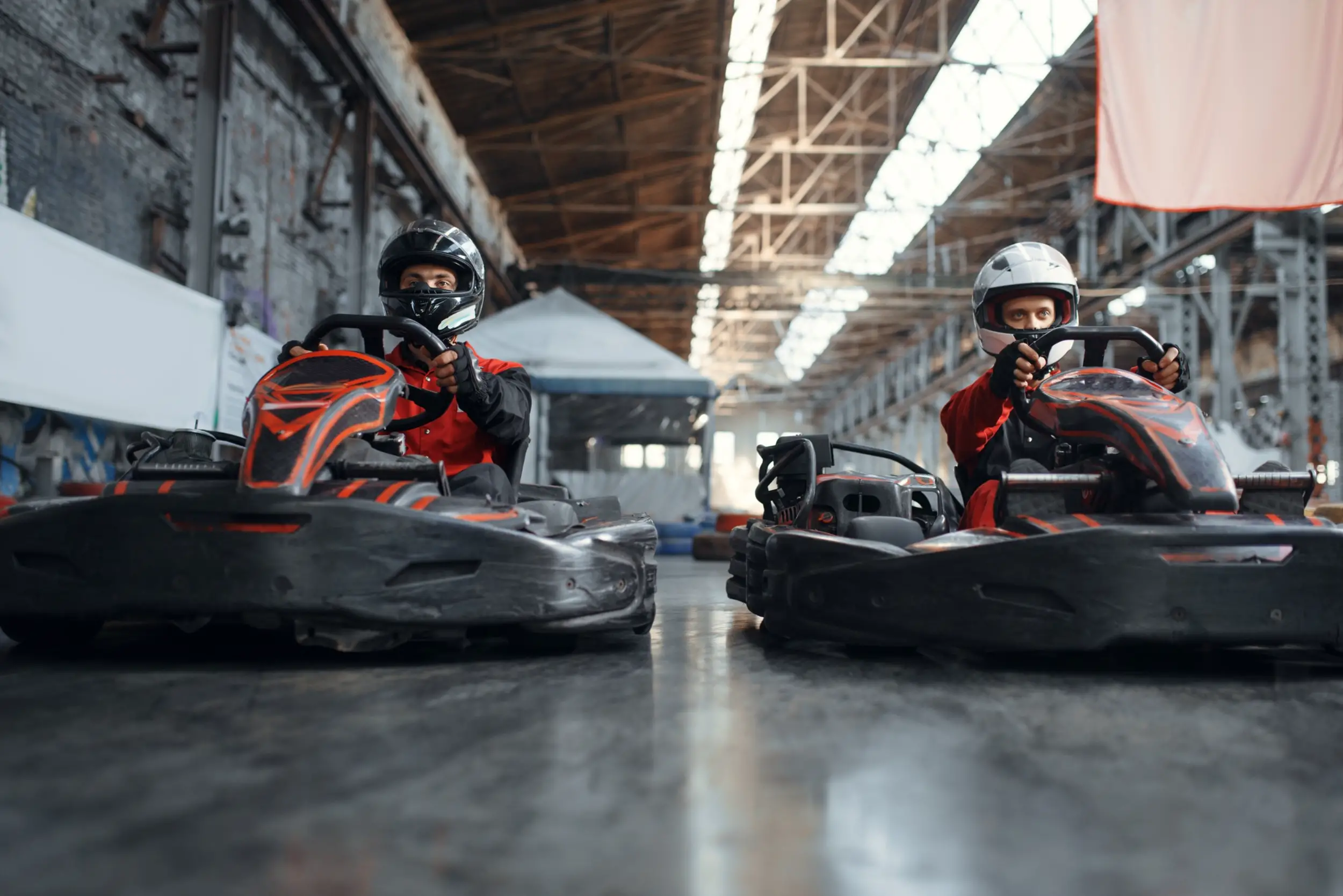 deux adversaires sur la piste de karting