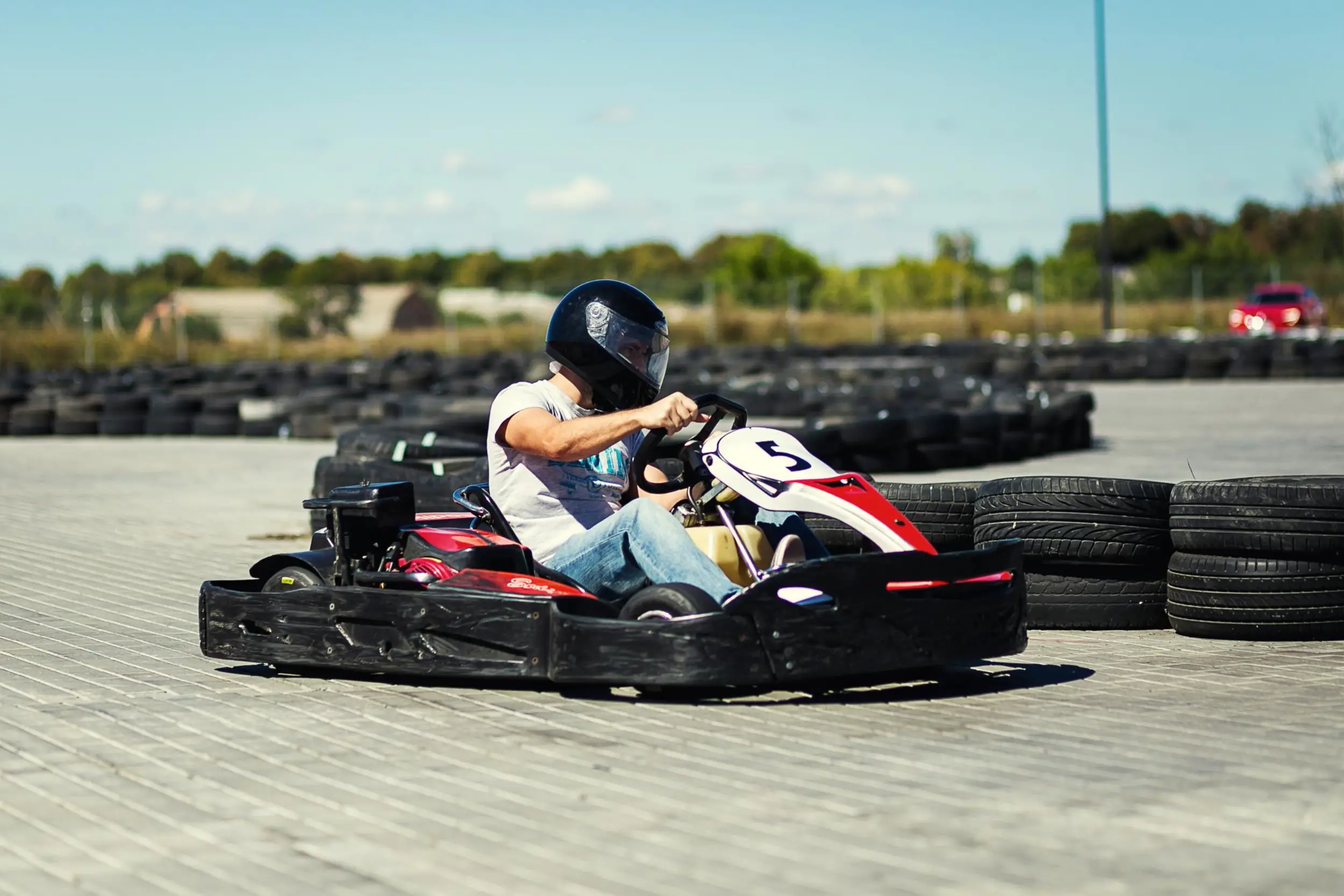 garçon sur son karting